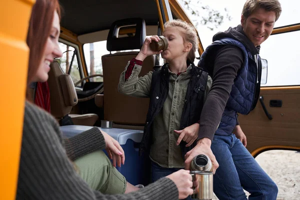 Familjen dricker varmt te i naturen — Stockfoto