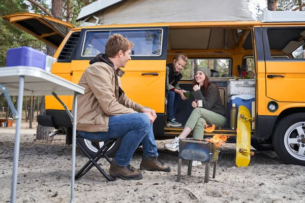 Familie genieten van picknick bij het kampvuur — Stockfoto