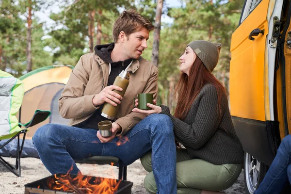 Man gieten hete thee voor zijn vrouw — Stockfoto