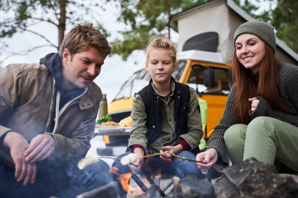 Familie roosteren marshmallow bij brand — Stockfoto