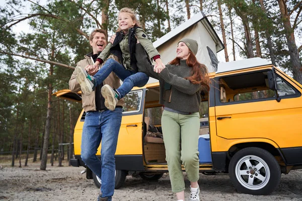 Meisje heeft plezier met zijn ouders — Stockfoto