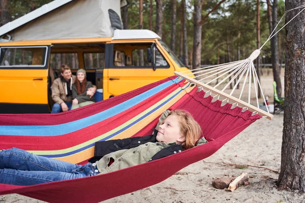 Flicka avkopplande i en bekväm hängmatta — Stockfoto