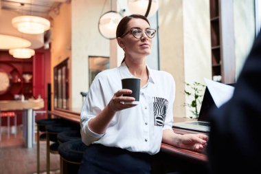 İş adamı ve iş kadını planlarını tartışıyor