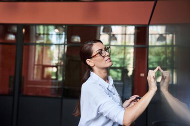 Kadın torpido gözüne eğitim planı yazıyor