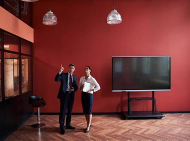 Kadın ve erkek koçlar konsolun yanında duruyorlar.