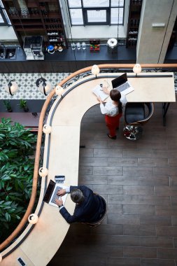 Modern ofiste çalışan iş ekibi.