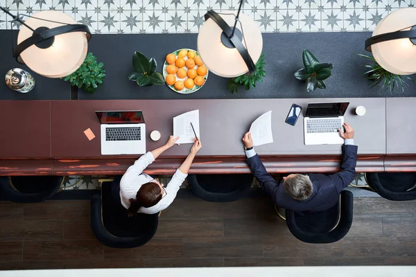 Kollegor som sitter vid bordet på modernt kontor — Stockfoto