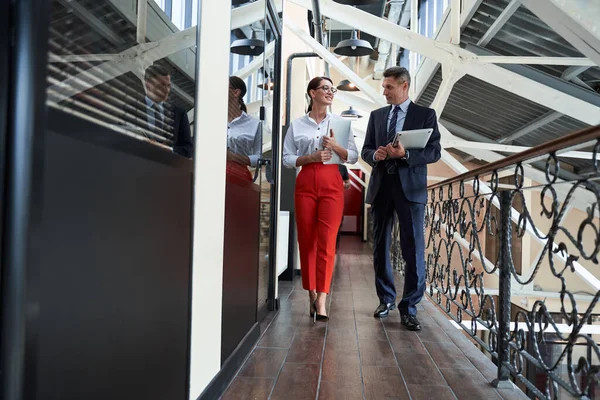 Retrato de empresários confiantes em roupas formais — Fotografia de Stock