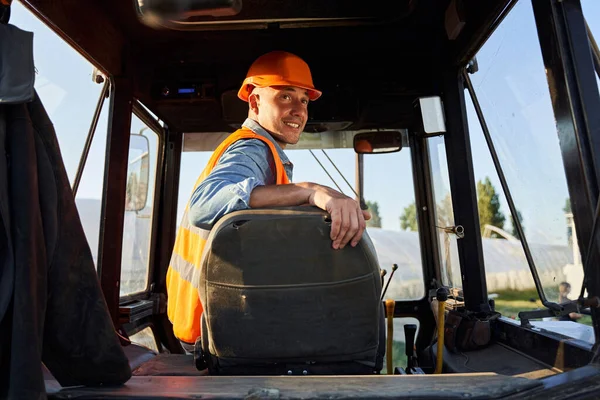 Conducteur en casque de sécurité dans le tracktor — Photo