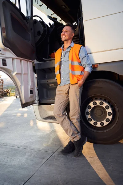 Travailleur debout près du bouchon ouvert des camions — Photo