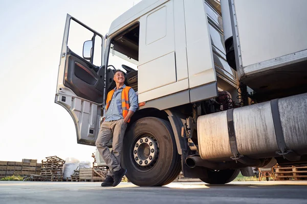 Conductor de pie cerca de camión —  Fotos de Stock