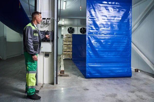 Empregado que trabalha no armazém — Fotografia de Stock