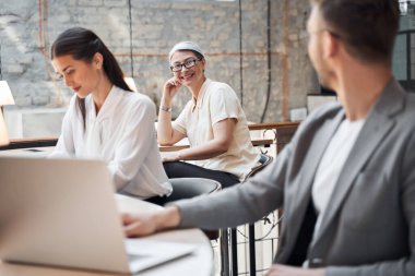 Görüşmede iş ortağıyla toplantı odasında bekleyen gençler