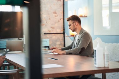 Bilgisayarının ekranına bakan konsantre iş adamının portresi