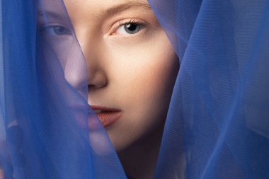 Mavi tül peçe takan güzel genç bir kadın.