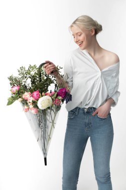 Çiçekli şemsiyeli hoş bir genç bayan.