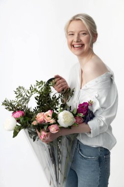 Çiçekli şemsiyeli neşeli güzel bayan.