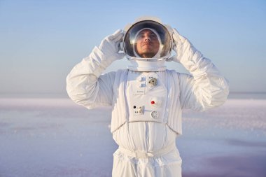 Uzayı keşfeden yakışıklı roketçi