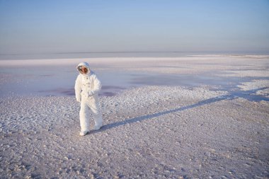 Roketçi yeni gezegeni keşfediyor.