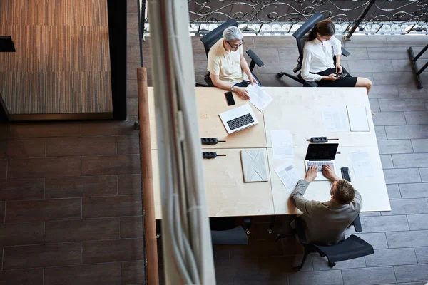 Três trabalhadores de escritório ocupados na mesa — Fotografia de Stock