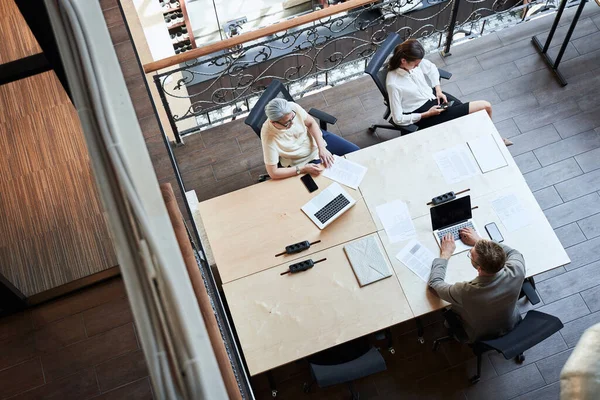 Duas mulheres e um homem a partilhar uma mesa numa cooperativa — Fotografia de Stock