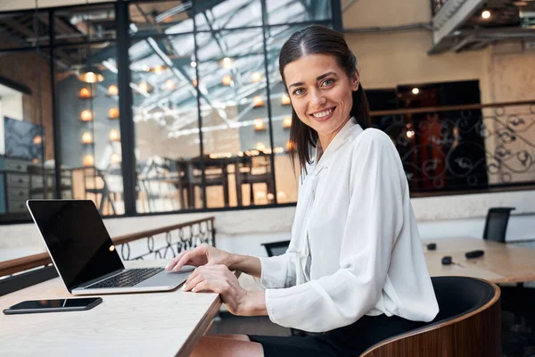 Linda joven en traje de negocios sentado en el lugar de la oficina moderna — Foto de Stock