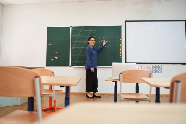 Profesora alegre durante la clase de matemáticas en la sala de clases — Foto de Stock