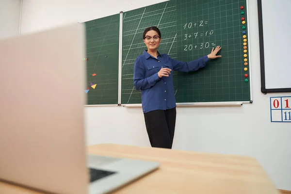 Profesor de matemáticas alegre durante la lección en línea en la escuela — Foto de Stock