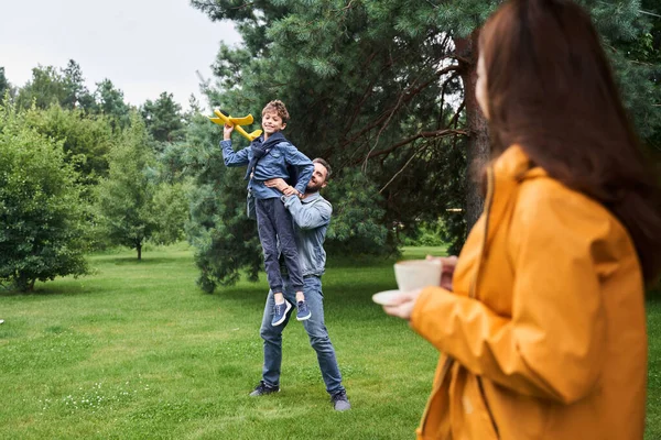 Charmante vrouw tijd doorbrengen met man en zoon buiten — Stockfoto
