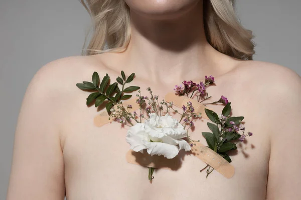 Jonge vrouw met mooie bloemen op haar huid — Stockfoto