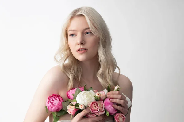 Charming young woman holding peonies and roses — Stock Photo, Image