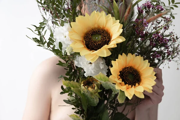 Giovane donna in possesso di bel bouquet con girasoli — Foto Stock