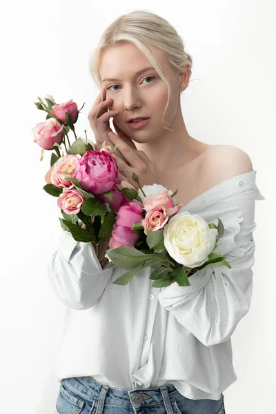 Bájos fiatal nő virágokkal az ingujjában megérintette az arcát — Stock Fotó