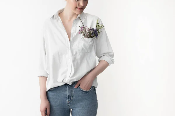 Κομψό κυρία με λουλούδια στην τσέπη στέκεται πάνω σε λευκό φόντο — Φωτογραφία Αρχείου