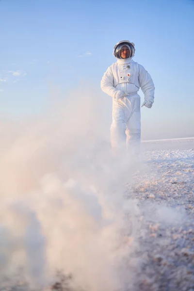 Космонавт идет сквозь туман — стоковое фото