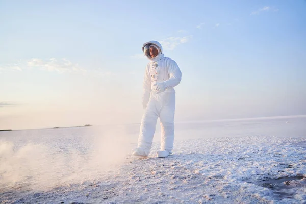 Космонавт идет сквозь туман — стоковое фото