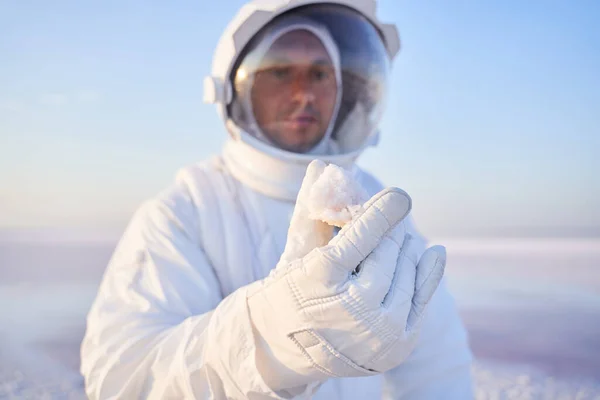 Gros plan d'un astronaute tenant du cristal minéral — Photo