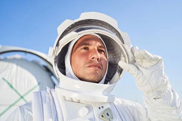 Homme astronaute en combinaison spatiale — Photo