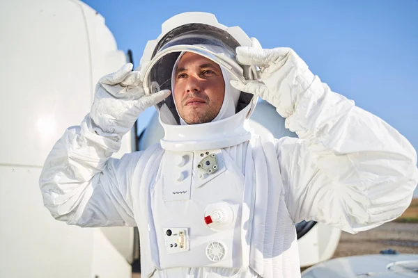 Gros plan de l'astronaute debout près de la navette — Photo