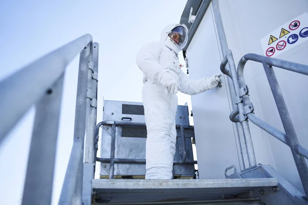 Чоловічий астронавт стоїть біля ракети — стокове фото