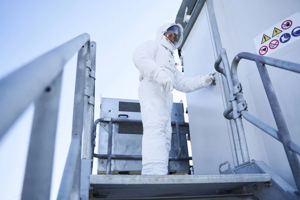 Mannelijke astronaut in de buurt van raket — Stockfoto