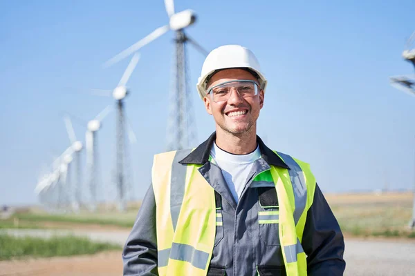 Portrait de travailleur souriant en hardhat — Photo