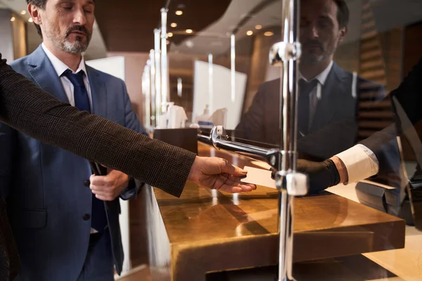 Casal pagando com cartão de crédito no hotel moderno — Fotografia de Stock
