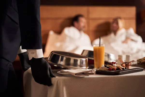 럭셔리 식탁에서 아침 식사를 아름답게 차려 놓은 모습 — 스톡 사진