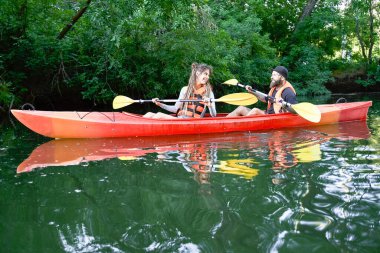 Kanodaki bir grup genç.