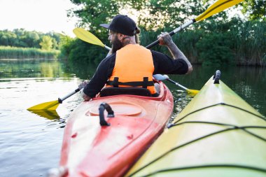 Sevgili çift nehirde kayak yapıyor.