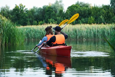 Sporcular eğleniyor.