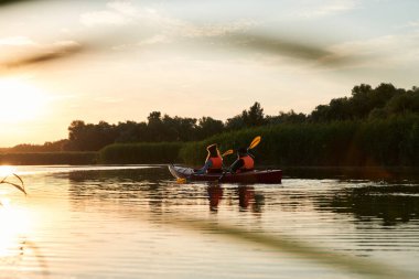 Nehirde birlikte kano yapan güzel bir çift.
