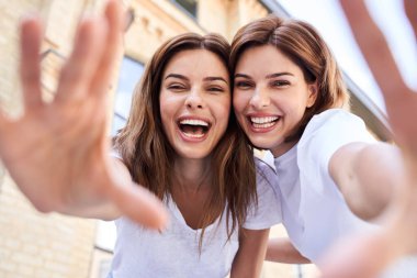 Kız birlikte vakit geçiriyor.