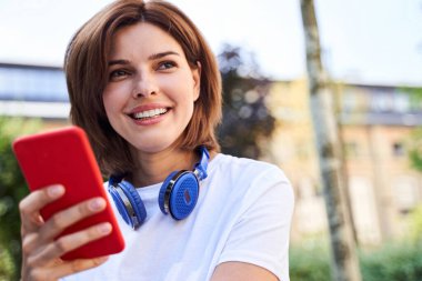 İnternette akıllı telefondan sörf yapan kadın.